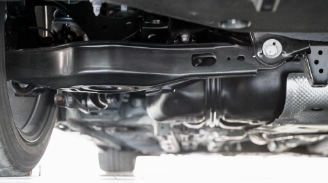 Proč luxusní auta upřednostňují „robustní ovládací ramena z hliníkové slitiny“?